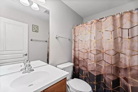 Bath - 991 Reserve Dr, Elgin, IL 60124 photo 2 of 3