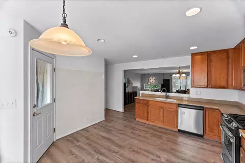 Kitchen - 991 Reserve Dr, Elgin, IL 60124 photo 2 of 2