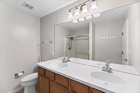 Bath - 991 Reserve Dr, Elgin, IL 60124 photo 1 of 3