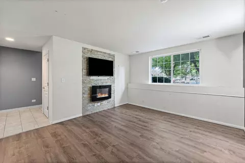Living - 991 Reserve Dr, Elgin, IL 60124 photo 1 of 2