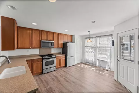 Kitchen - 991 Reserve Dr, Elgin, IL 60124 photo 1 of 2