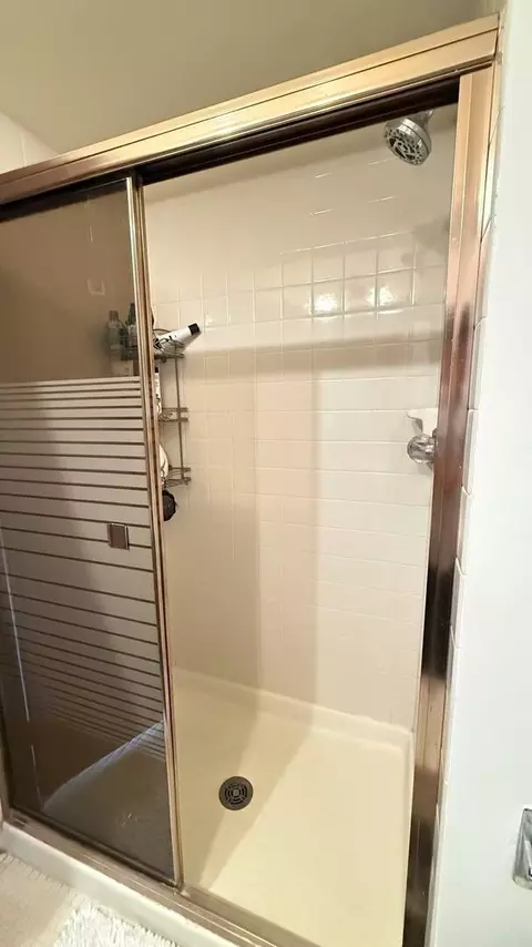 Bath - 200 Brookside Ln #D, Willowbrook, IL 60527 photo 2 of 3