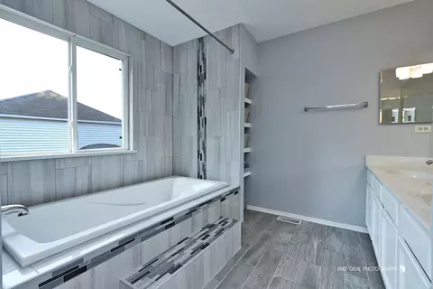 Bath - 1014 Devon Dr, Antioch, IL 60002 photo 2 of 3