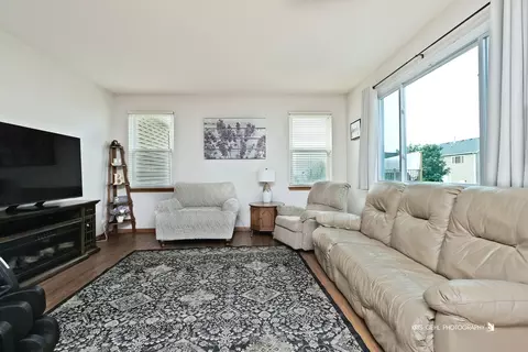 Living - 1014 Devon Dr, Antioch, IL 60002 photo 1 of 2