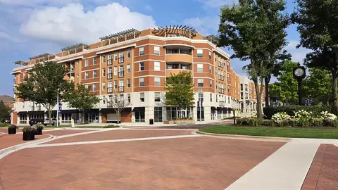 400 Village Cir #302, Willow Springs, IL 60480