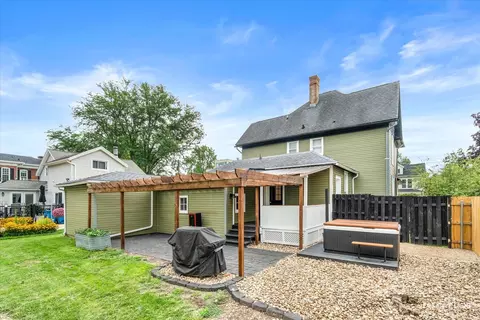 Exterior - 211 E Boyd St, Dixon, IL 61021 photo 4 of 6