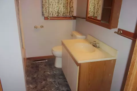 Bath - 312 E Spruce St, Chatsworth, IL 60921 photo 1 of 1