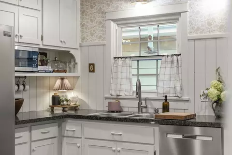 Kitchen - 1205 Evergreen St, Wheaton, IL 60187 photo 6 of 7