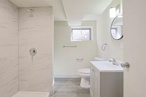 Bath - 761 Marshall Dr, Des Plaines, IL 60016 photo 3 of 4