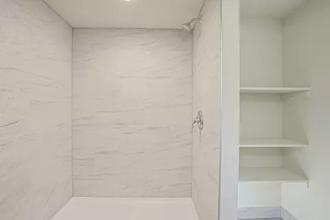 Bath - 761 Marshall Dr, Des Plaines, IL 60016 photo 4 of 4