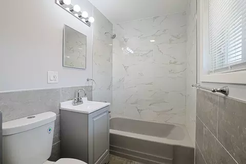 Bath - 761 Marshall Dr, Des Plaines, IL 60016 photo 2 of 4