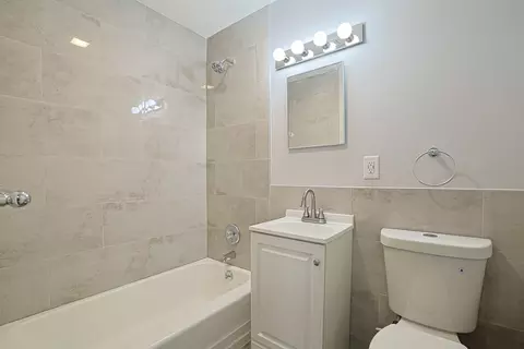 Bath - 761 Marshall Dr, Des Plaines, IL 60016 photo 1 of 4