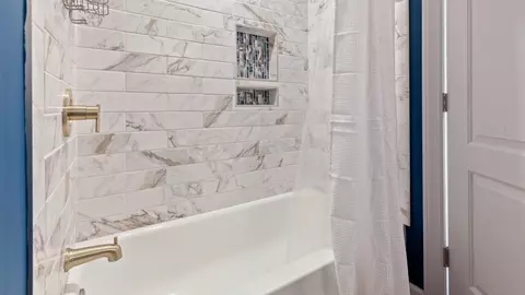 Bath - 4323 Mann St, Oak Forest, IL 60452 photo 2 of 3