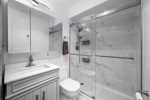 Bath - 920 17th St #34, Moline, IL 61265 photo 1 of 2