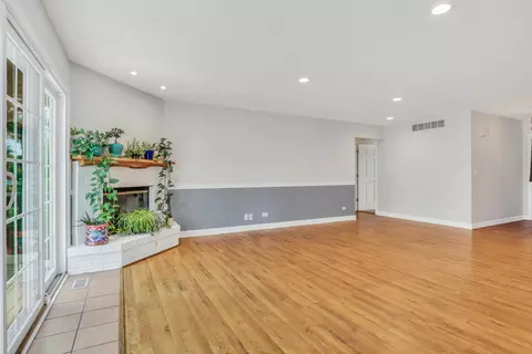Living - 1612 N Leonard Ave, Mchenry, IL 60050 photo 2 of 5
