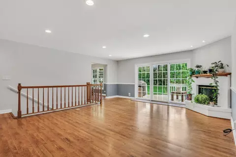 Living - 1612 N Leonard Ave, Mchenry, IL 60050 photo 3 of 5