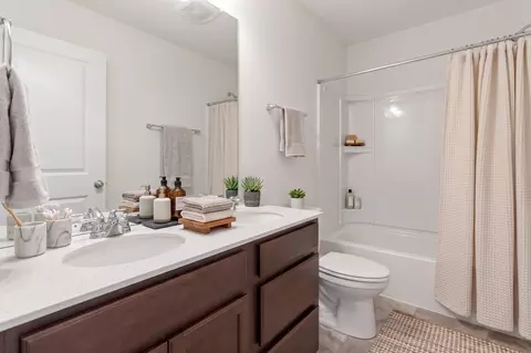 Bath - 483 Watercress Dr, Aurora, IL 60504 photo 4 of 4
