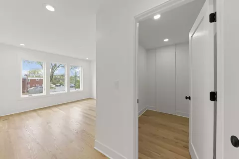 Entry Way - 118 N President St, Wheaton, IL 60187 photo 4 of 5