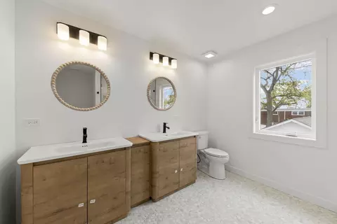 Bath - 118 N President St, Wheaton, IL 60187 photo 3 of 8