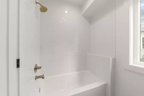 Bath - 118 N President St, Wheaton, IL 60187 photo 2 of 8