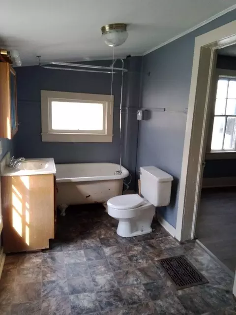 Bath - 514 E Main St, Hoopeston, IL 60942 photo 1 of 3