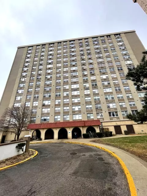 4300 W Ford City Dr W #710, Chicago, IL 60652