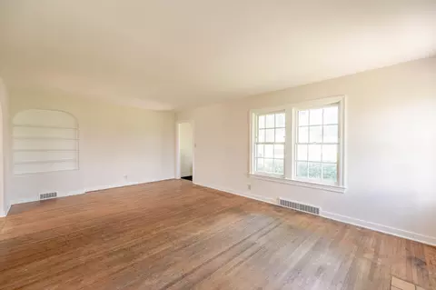 Living - 693 Enterprise St, Elgin, IL 60120 photo 2 of 3