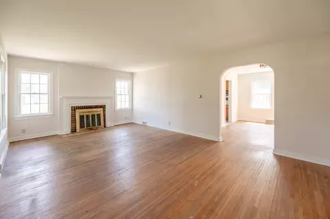 Living - 693 Enterprise St, Elgin, IL 60120 photo 1 of 3