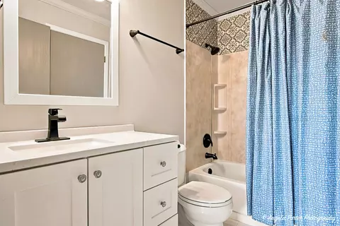 Bath - 205 Chaparral Cir, Elgin, IL 60120 photo 1 of 2