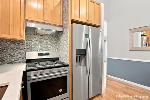 Kitchen - 205 Chaparral Cir, Elgin, IL 60120 photo 4 of 6