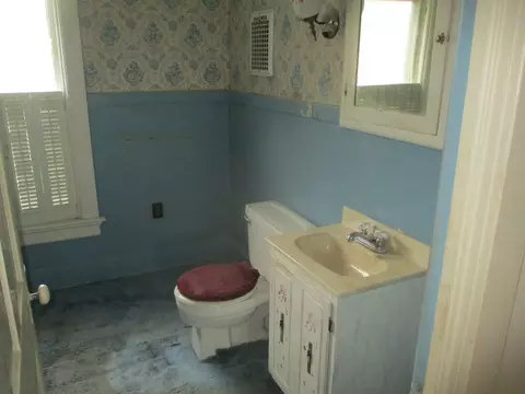 Bath - 151 Jones St, Ottawa, IL 61350 photo 1 of 1