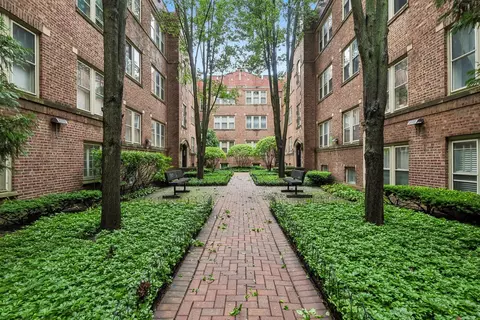 221 N Oak Park Ave #2E, Oak Park, IL 60302
