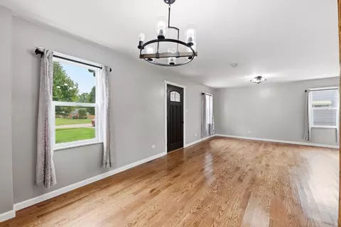 Living - 3632 Blackstone Ave, Markham, IL 60428 photo 3 of 7
