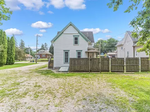 Exterior - 642 E Chicago St, Elgin, IL 60120 photo 5 of 5