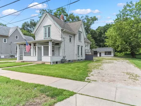 Exterior - 642 E Chicago St, Elgin, IL 60120 photo 2 of 5