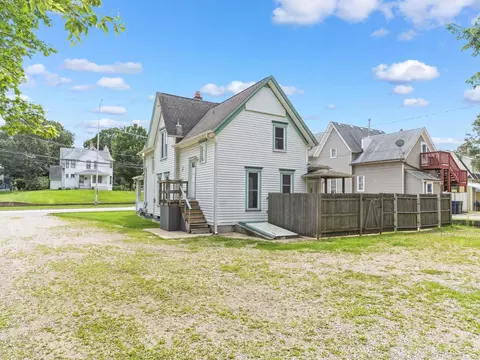 Exterior - 642 E Chicago St, Elgin, IL 60120 photo 4 of 5