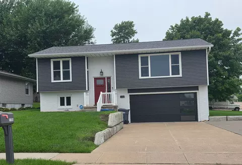 1154 Jefferies Dr, Clinton, IA 52732