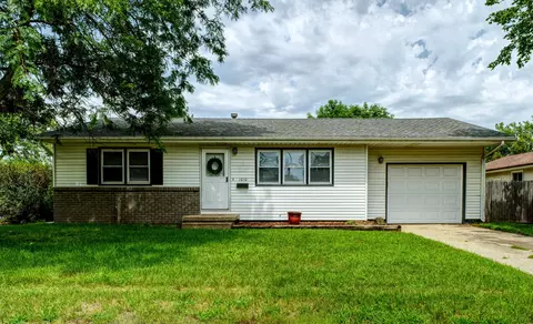 1010 Middle Rd, Camanche, IA 52730