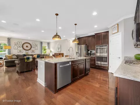 Kitchen - 1250 W Thomas Rd, Wheaton, IL 60187 photo 4 of 5