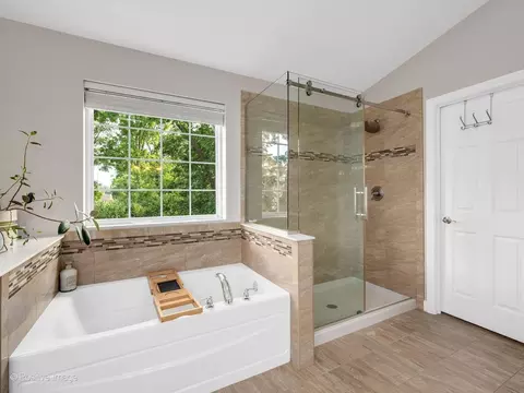Bath - 1250 W Thomas Rd, Wheaton, IL 60187 photo 3 of 5