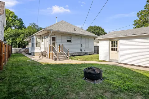 Exterior - 1834 16th Ave, Moline, IL 61265 photo 7 of 8