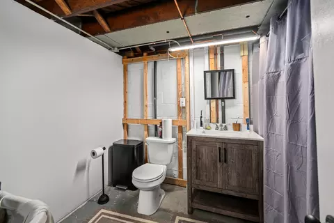 Bath - 1834 16th Ave, Moline, IL 61265 photo 1 of 1