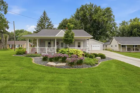 403 15th St, Rapids City, IL 61278
