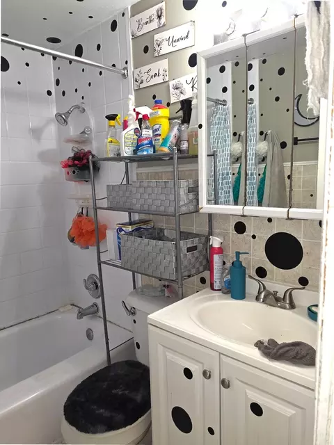 Bath - 16560 S Honore Ave, Markham, IL 60428 photo 1 of 1