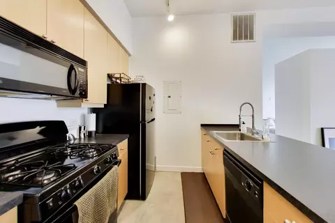 Kitchen - 939 W Madison St #504, Chicago, IL 60607 photo 2 of 3