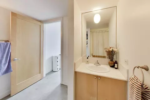 Bath - 939 W Madison St #504, Chicago, IL 60607 photo 1 of 2
