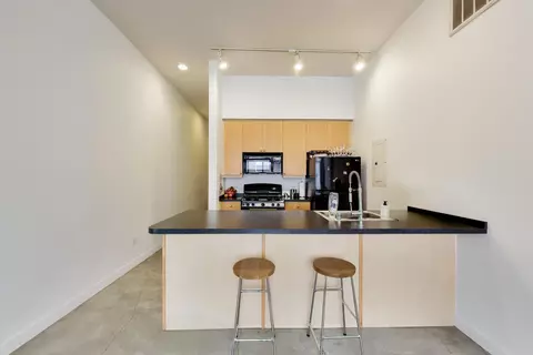 Kitchen - 939 W Madison St #504, Chicago, IL 60607 photo 1 of 3