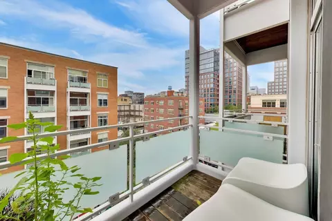 Exterior - 939 W Madison St #504, Chicago, IL 60607 photo 3 of 4