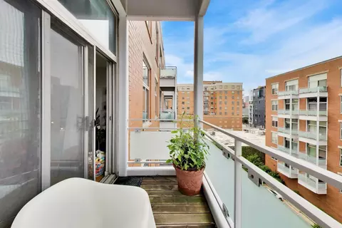 Exterior - 939 W Madison St #504, Chicago, IL 60607 photo 4 of 4
