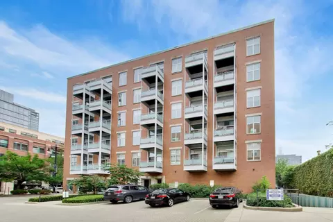 Exterior - 939 W Madison St #504, Chicago, IL 60607 photo 1 of 4